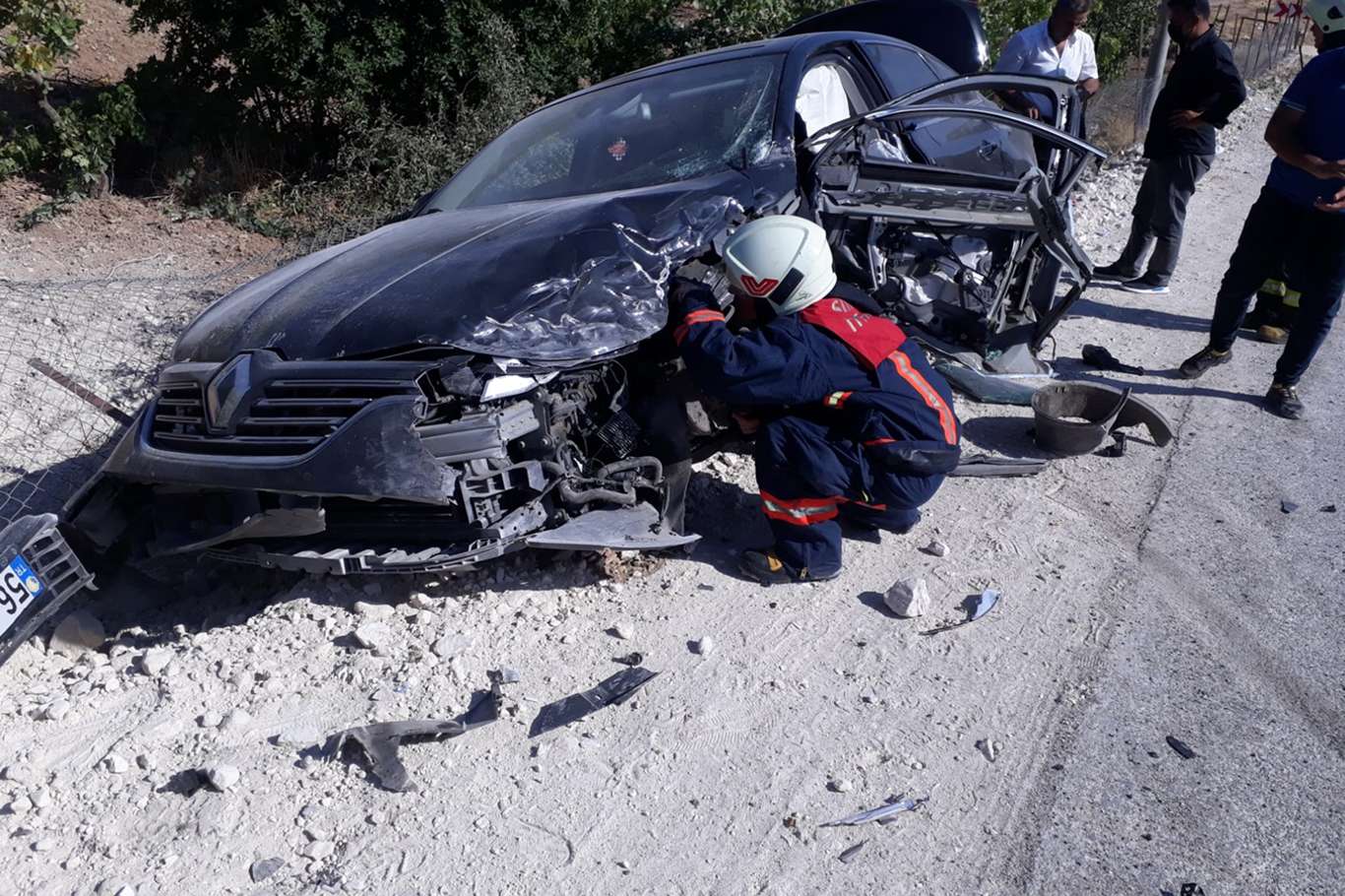 ​Hafif ticari araç ile otomobil çarpıştı: 4 yaralı